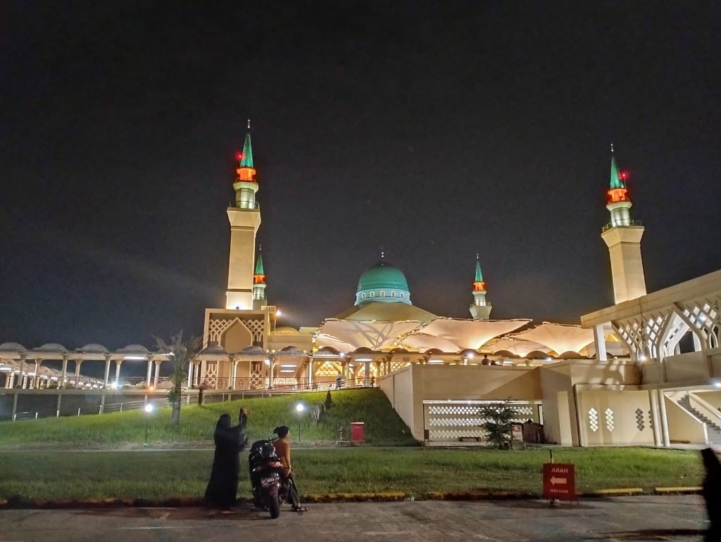 view masjid madinatul iman malam hari