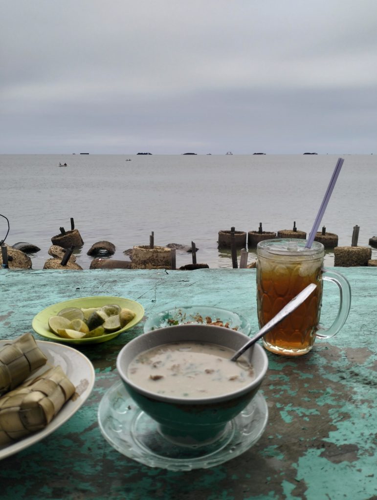 makan coto view laut