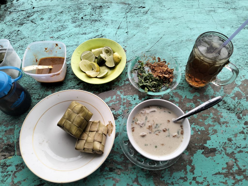 seporsi coto makassar