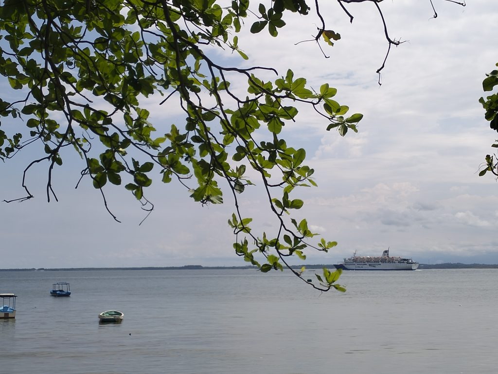 kapal pelni di pantai melawai