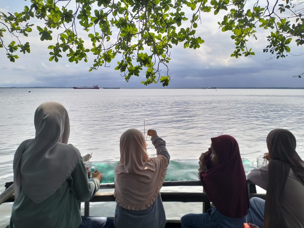 bersantai di pantai melawai