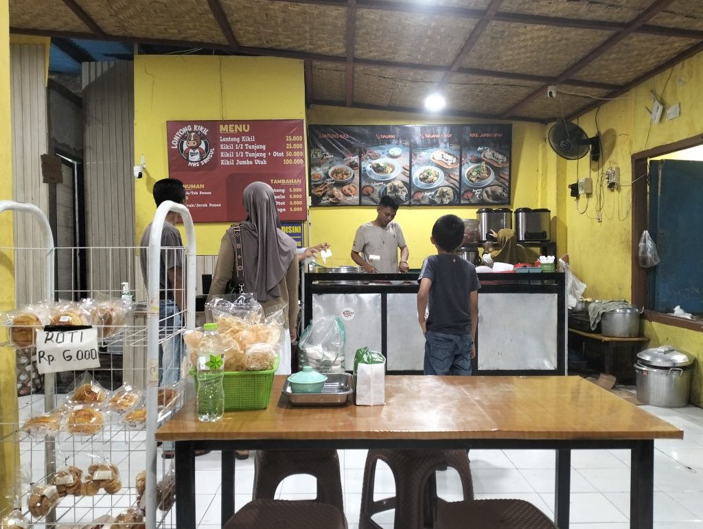 suasana warung lontong kikil