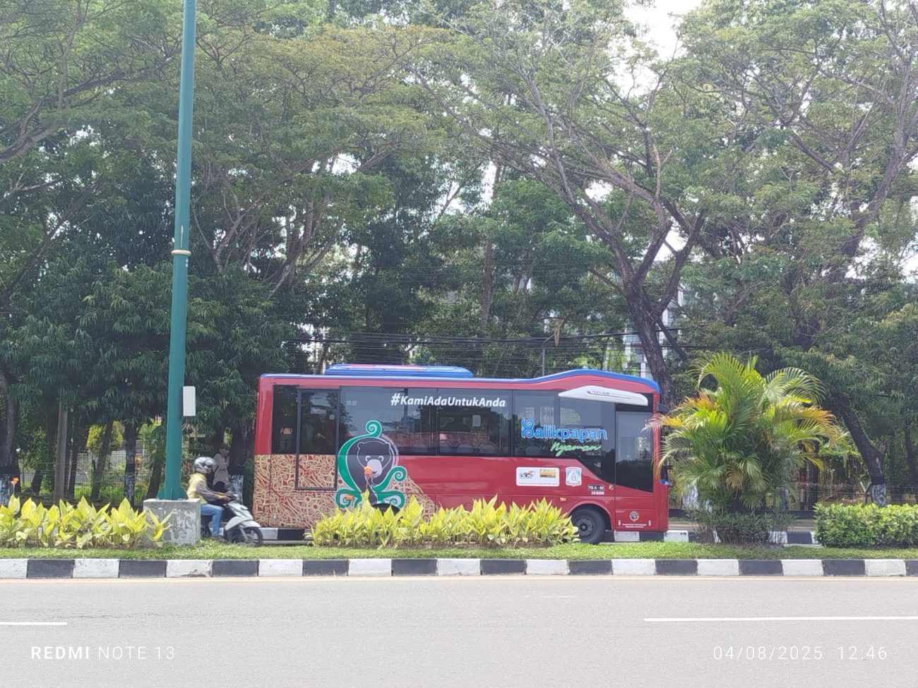 bus bacitra dari kejauhan