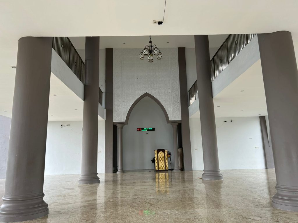 ruang shalat masjid al hakim