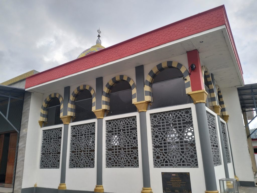 eksterior masjid al mujahidin