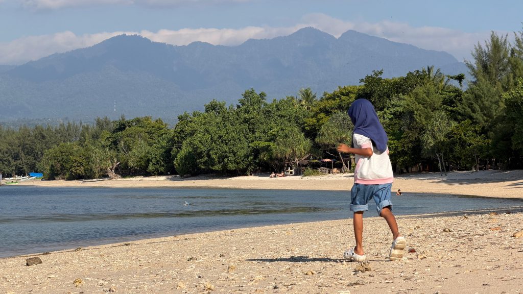 child run in the beach