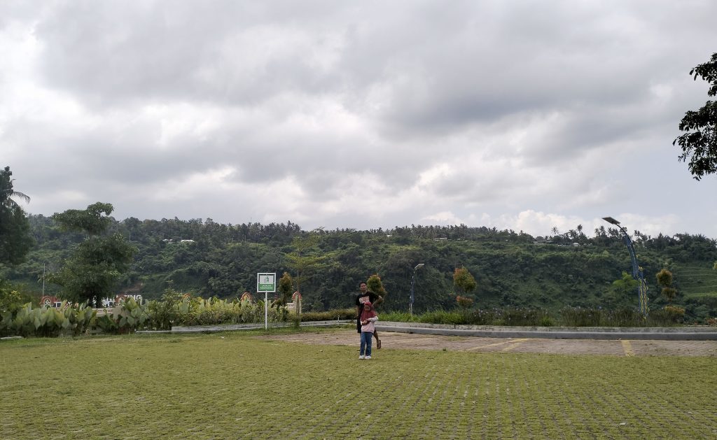 main di taman area bendungan