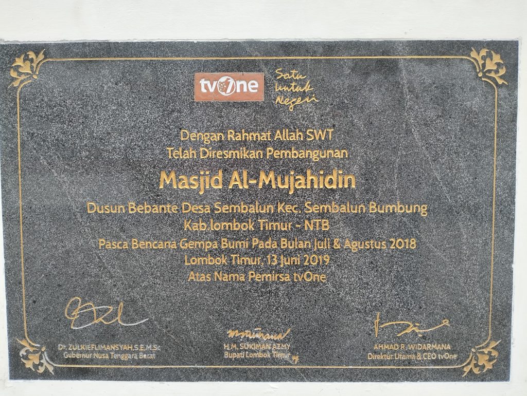 papan peresmian masjid