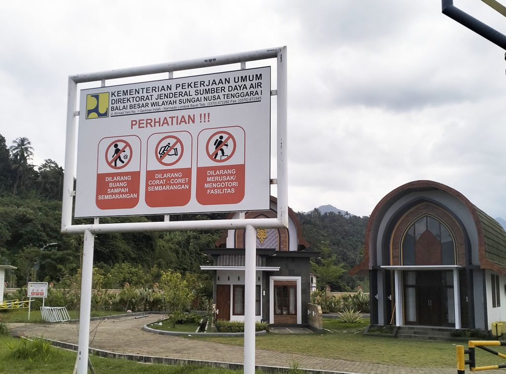 papan peringatan