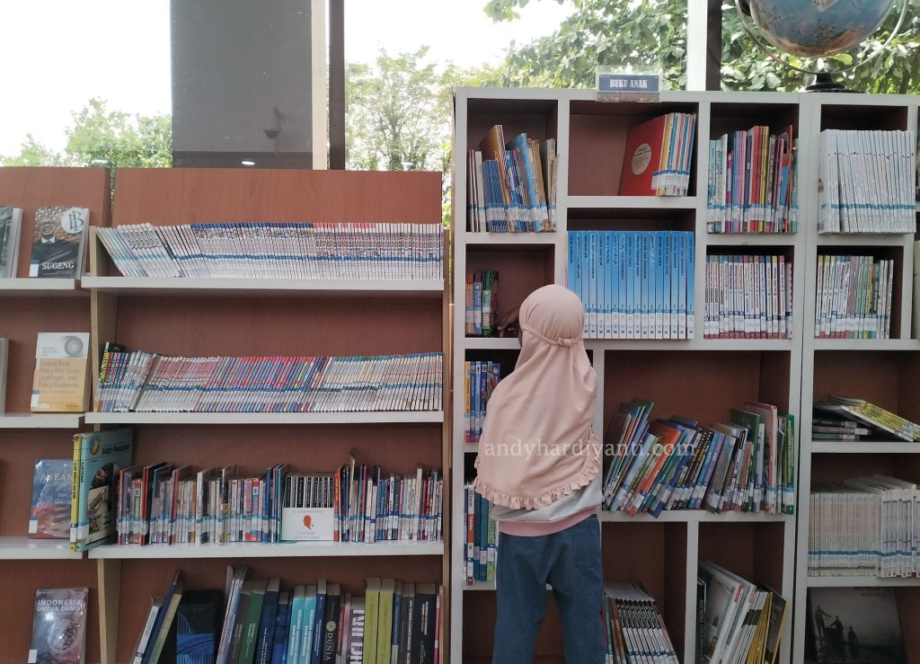 anak di perpustakaan