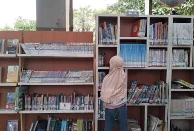 anak di perpustakaan