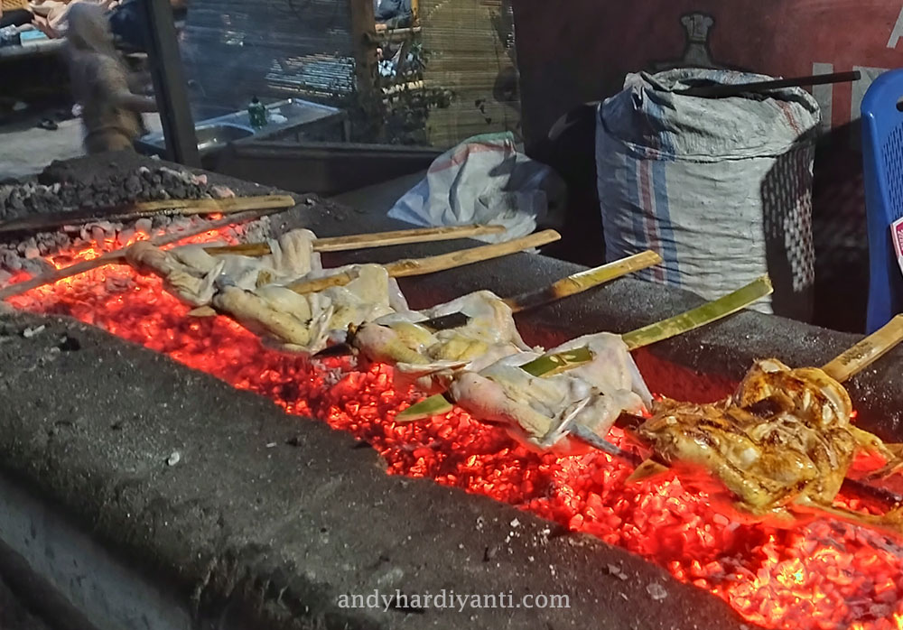 ayam bakar di atas bara api
