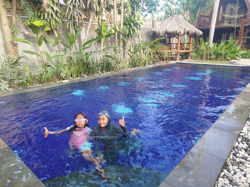 Kids swim racottage