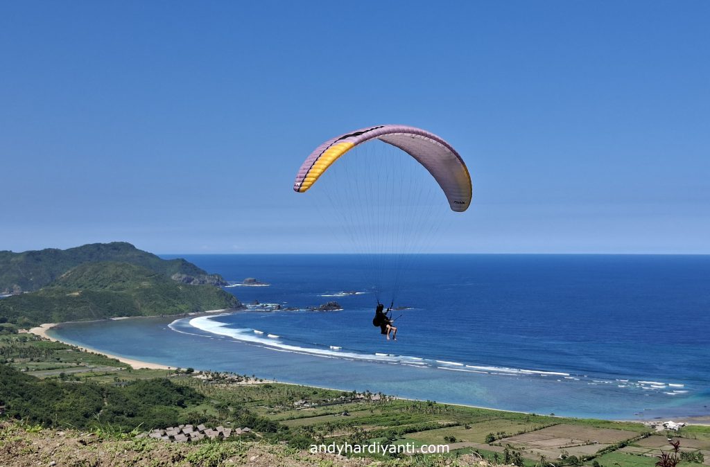 Pemandangan skylancing paragliding
