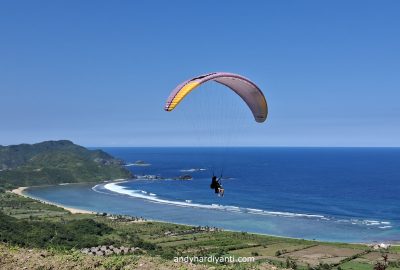 Pemandangan skylancing paragliding