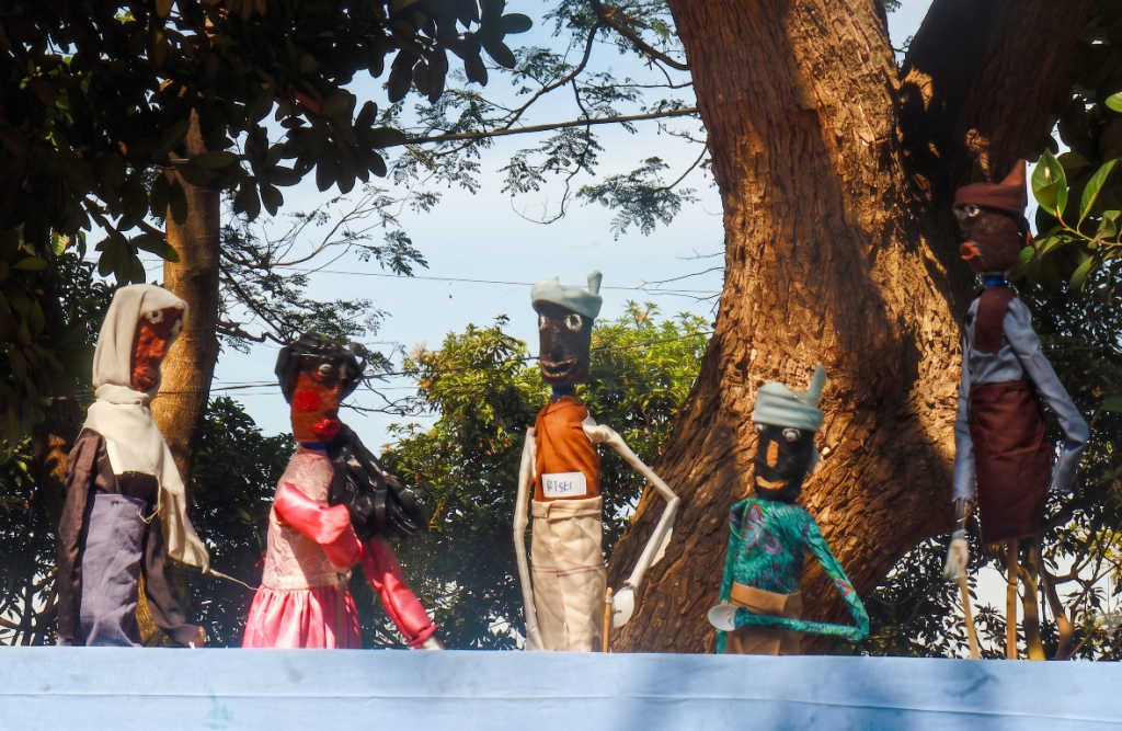 Wayang botol paus biru