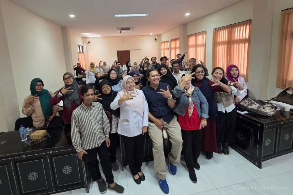 Foto bersama di akhir acara
