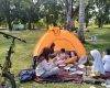 piknik keluarga pakai tenda