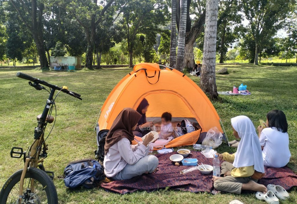 piknik keluarga pakai tenda