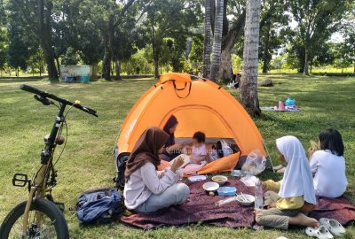 piknik keluarga pakai tenda