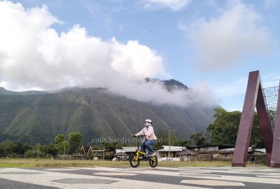 anak bersepeda sembalun